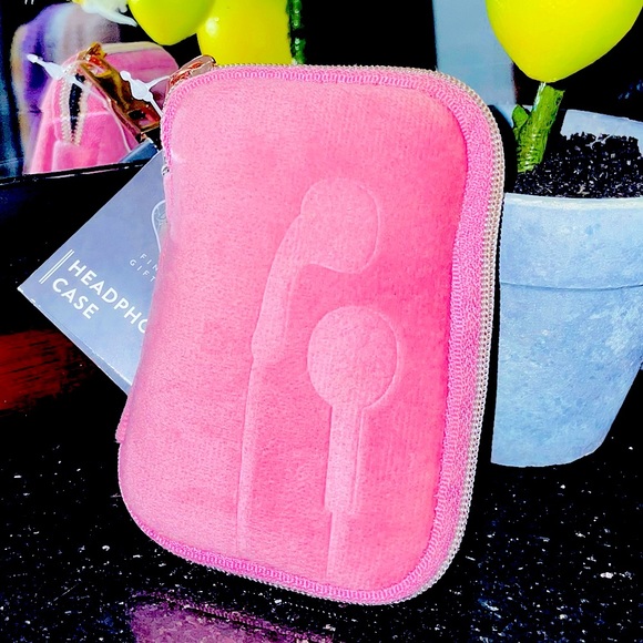 NWT 🎧 Pink Zip Up Velvet Headphone Case - Picture 1 of 7